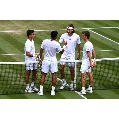 Tag 14: Carlos Alcaraz präsentiert stolz die Trophäe.