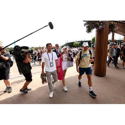 Tag 14: Carlos Alcaraz präsentiert stolz die Trophäe.