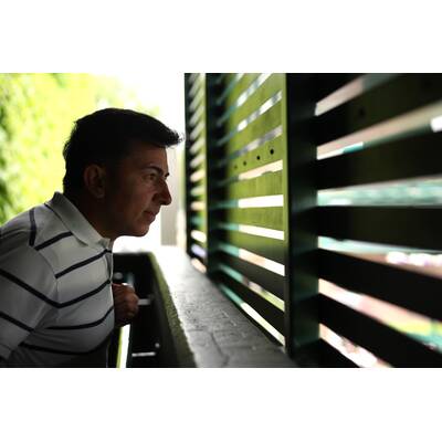 Tag 14: Carlos Alcaraz präsentiert stolz die Trophäe.