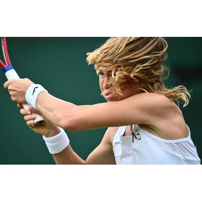 Tag 14: Carlos Alcaraz präsentiert stolz die Trophäe.