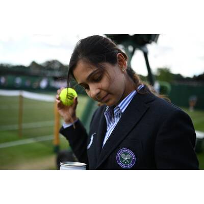 Tag 14: Carlos Alcaraz präsentiert stolz die Trophäe.