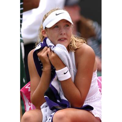 Tag 14: Carlos Alcaraz präsentiert stolz die Trophäe.