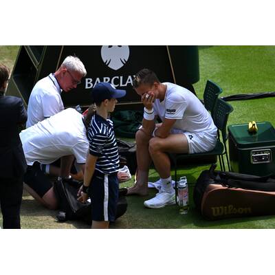 Tag 14: Carlos Alcaraz präsentiert stolz die Trophäe.