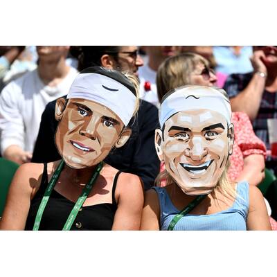 Tag 14: Carlos Alcaraz präsentiert stolz die Trophäe.