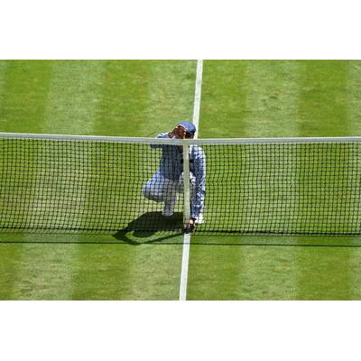 Tag 14: Carlos Alcaraz präsentiert stolz die Trophäe.