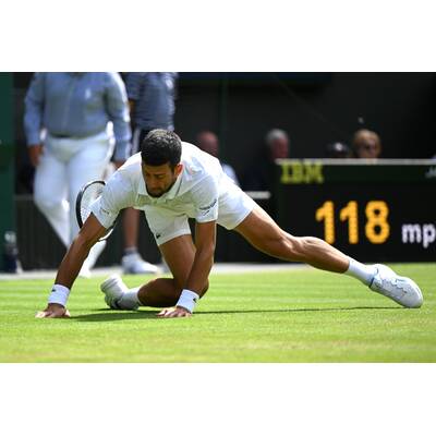 Tag 14: Carlos Alcaraz präsentiert stolz die Trophäe.