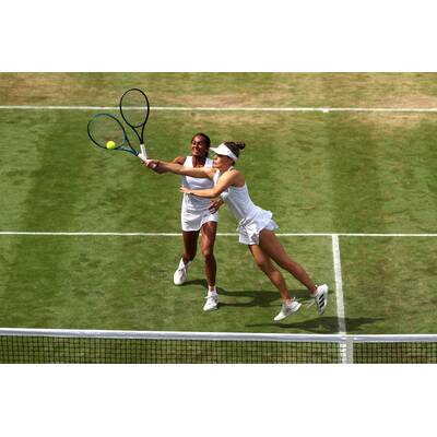 Tag 14: Carlos Alcaraz präsentiert stolz die Trophäe.