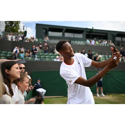 Tag 14: Carlos Alcaraz präsentiert stolz die Trophäe.