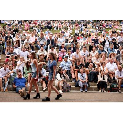 Tag 14: Carlos Alcaraz präsentiert stolz die Trophäe.