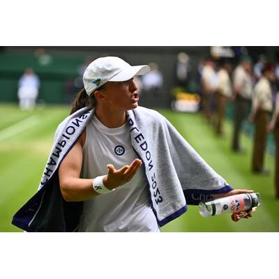 Tag 14: Carlos Alcaraz präsentiert stolz die Trophäe.