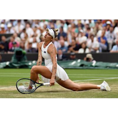 Tag 14: Carlos Alcaraz präsentiert stolz die Trophäe.