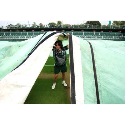 Tag 14: Carlos Alcaraz präsentiert stolz die Trophäe.