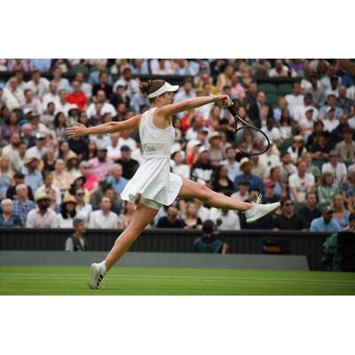 Tag 14: Carlos Alcaraz präsentiert stolz die Trophäe.