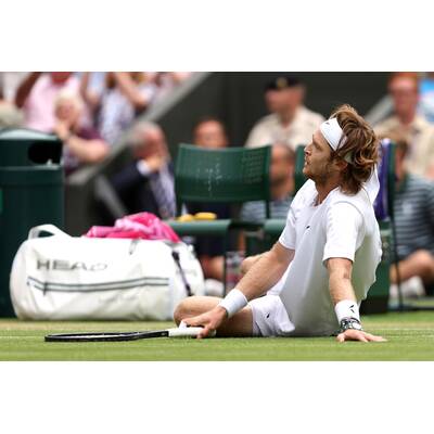 Tag 14: Carlos Alcaraz präsentiert stolz die Trophäe.