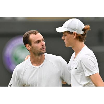 Tag 14: Carlos Alcaraz präsentiert stolz die Trophäe.