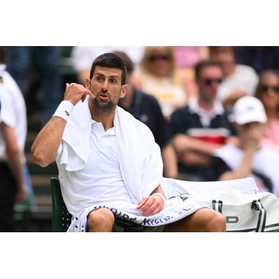 Tag 14: Carlos Alcaraz präsentiert stolz die Trophäe.