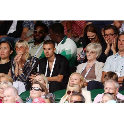 Tag 14: Carlos Alcaraz präsentiert stolz die Trophäe.