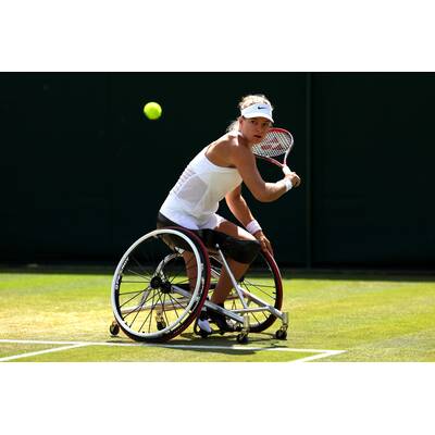 Tag 14: Carlos Alcaraz präsentiert stolz die Trophäe.