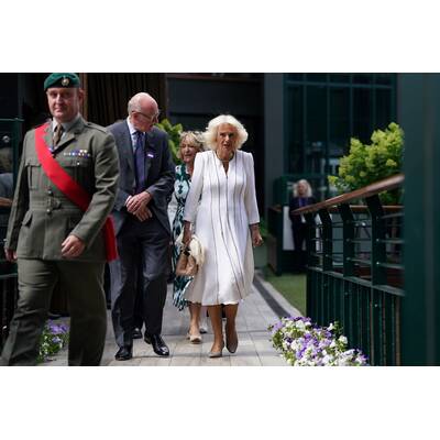 Tag 14: Carlos Alcaraz präsentiert stolz die Trophäe.