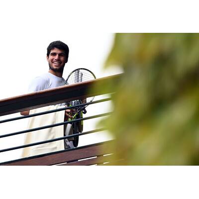 Tag 14: Carlos Alcaraz präsentiert stolz die Trophäe.