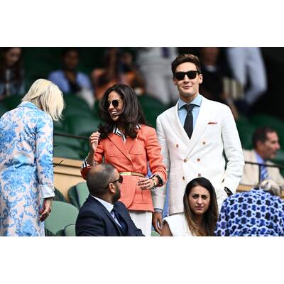 Tag 14: Carlos Alcaraz präsentiert stolz die Trophäe.