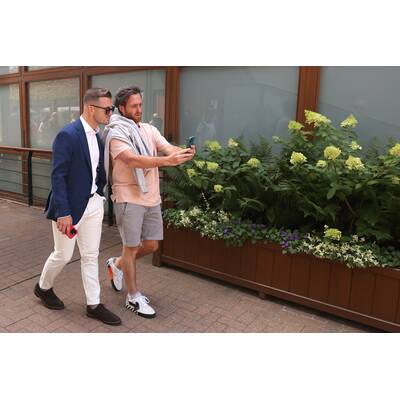 Tag 14: Carlos Alcaraz präsentiert stolz die Trophäe.