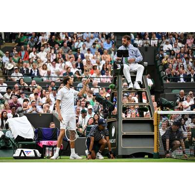 Tag 14: Carlos Alcaraz präsentiert stolz die Trophäe.