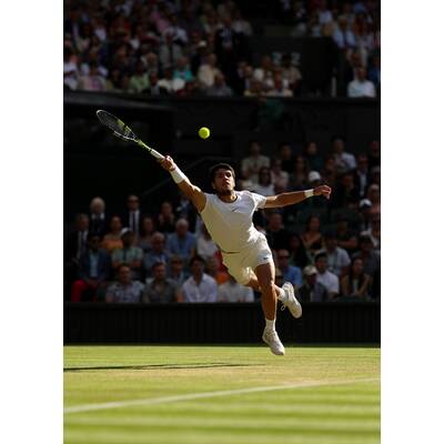 Tag 14: Carlos Alcaraz präsentiert stolz die Trophäe.