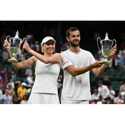 Tag 14: Carlos Alcaraz präsentiert stolz die Trophäe.