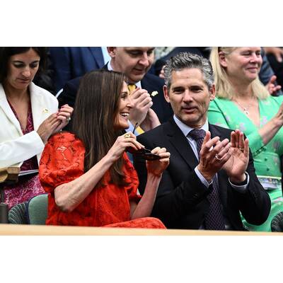 Tag 14: Carlos Alcaraz präsentiert stolz die Trophäe.