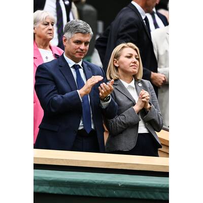 Tag 14: Carlos Alcaraz präsentiert stolz die Trophäe.