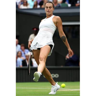 Tag 14: Carlos Alcaraz präsentiert stolz die Trophäe.