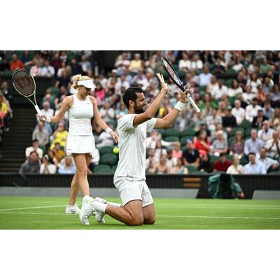 Tag 14: Carlos Alcaraz präsentiert stolz die Trophäe.