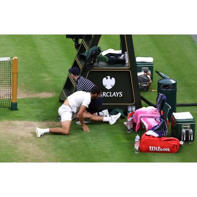 Tag 14: Carlos Alcaraz präsentiert stolz die Trophäe.