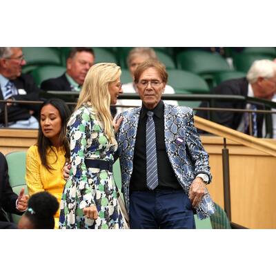 Tag 14: Carlos Alcaraz präsentiert stolz die Trophäe.