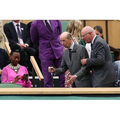 Tag 14: Carlos Alcaraz präsentiert stolz die Trophäe.