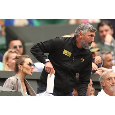 Tag 14: Carlos Alcaraz präsentiert stolz die Trophäe.