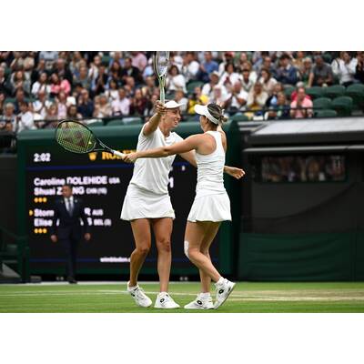 Tag 14: Carlos Alcaraz präsentiert stolz die Trophäe.