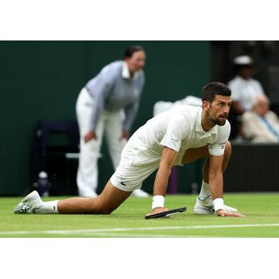 Tag 14: Carlos Alcaraz präsentiert stolz die Trophäe.