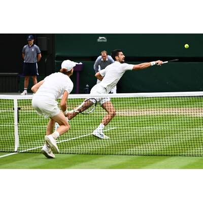 Tag 14: Carlos Alcaraz präsentiert stolz die Trophäe.