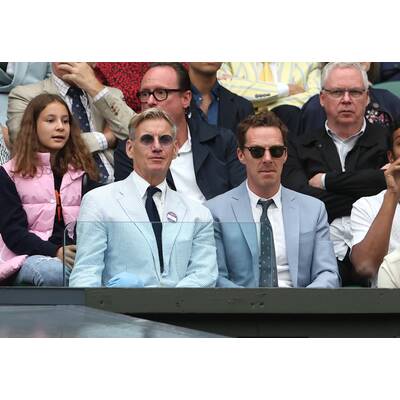 Tag 14: Carlos Alcaraz präsentiert stolz die Trophäe.