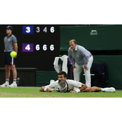 Tag 14: Carlos Alcaraz präsentiert stolz die Trophäe.