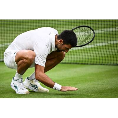 Tag 14: Carlos Alcaraz präsentiert stolz die Trophäe.