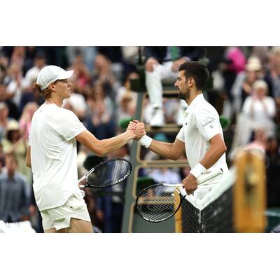 Tag 14: Carlos Alcaraz präsentiert stolz die Trophäe.