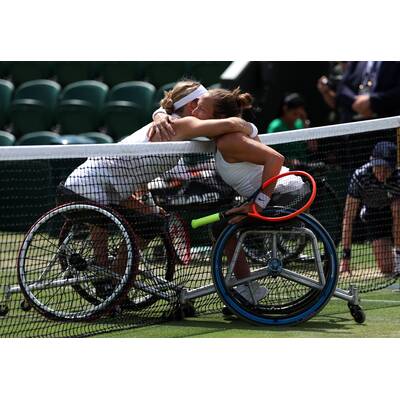 Tag 14: Carlos Alcaraz präsentiert stolz die Trophäe.