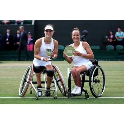 Tag 14: Carlos Alcaraz präsentiert stolz die Trophäe.