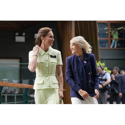 Tag 14: Carlos Alcaraz präsentiert stolz die Trophäe.