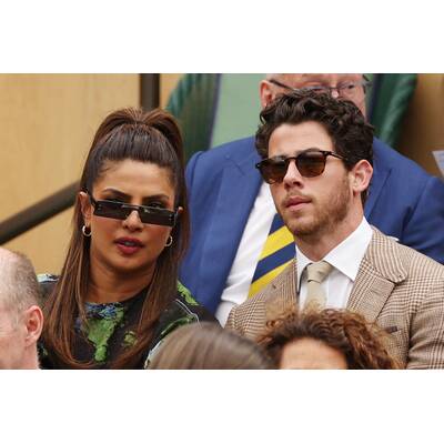 Tag 14: Carlos Alcaraz präsentiert stolz die Trophäe.