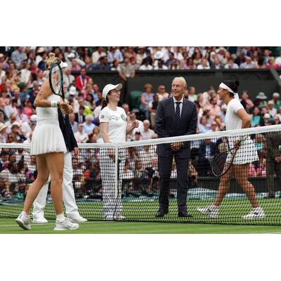 Tag 14: Carlos Alcaraz präsentiert stolz die Trophäe.