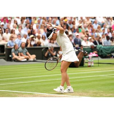 Tag 14: Carlos Alcaraz präsentiert stolz die Trophäe.